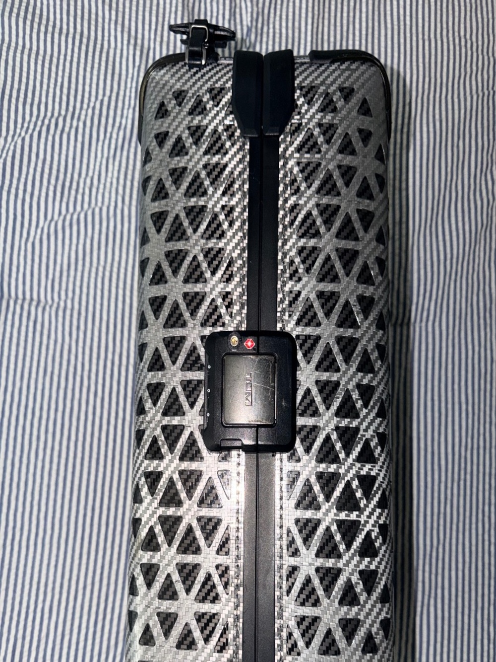 Tumi Hardside Spinner Carry-On – Silver Lattice / Carbon Weave